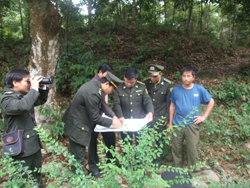Cán bộ kiểm lâm địa bàn huyện Kim Bôi triển khai phương án QL&BVR, PCCCR tại xã Kim Tiến
